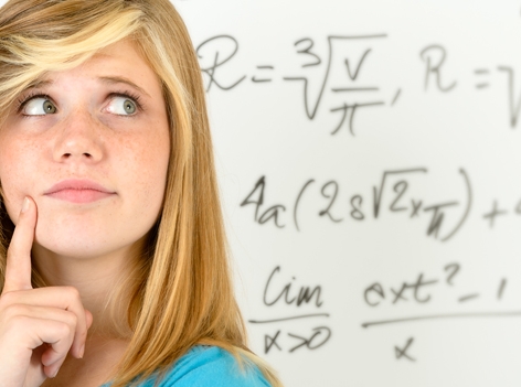 Mädchen vor einer Tafel mit mathematischen Formeln