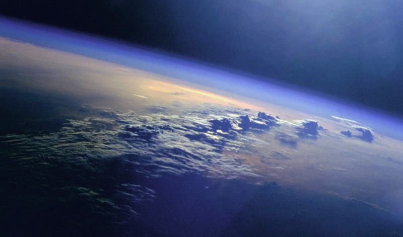 Aufnahme aus dem Weltraum: die Atmosphäre der Erde