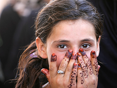 Mädchen in Mossul, Irak, zeigt ihre mit Henna bemalten Hände zum Ramadan-Ende