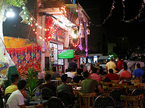 Fußballschauen in einem Cafe in Kairo im Ramadan