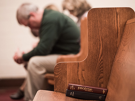 Betende in einer Kirche presbyterianischen Kirche in Lynchburg, Virginia