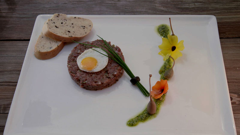 Tartar vom Hirsch mit Rosmarin-Olivenbaguette