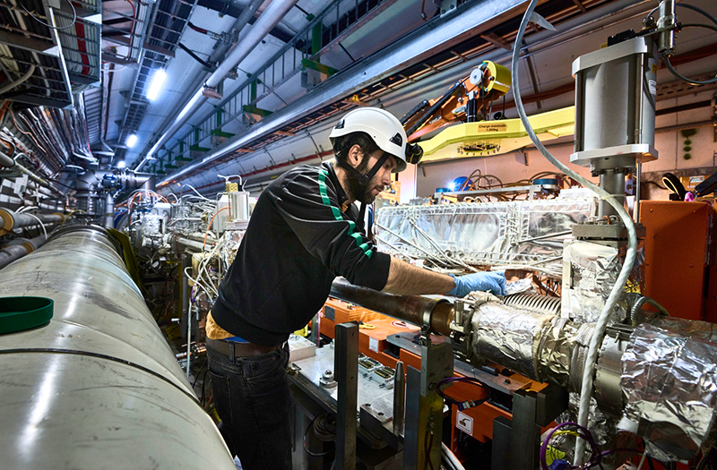 Techniker arbeitet unterirdisch am Teilchenbeschleuniger LHC