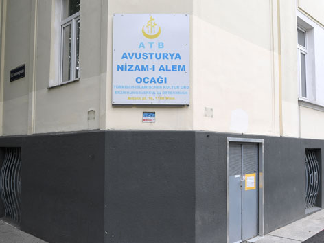 Ein Schild des Moschee-Vereins "Nizam-i Alem" an einer Fassade am Antonsplatz in Wien-Favoriten