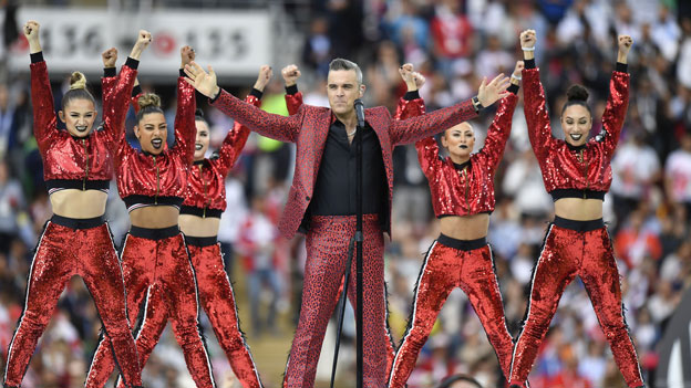 Robbie Williams bei der WM Auftakt Show