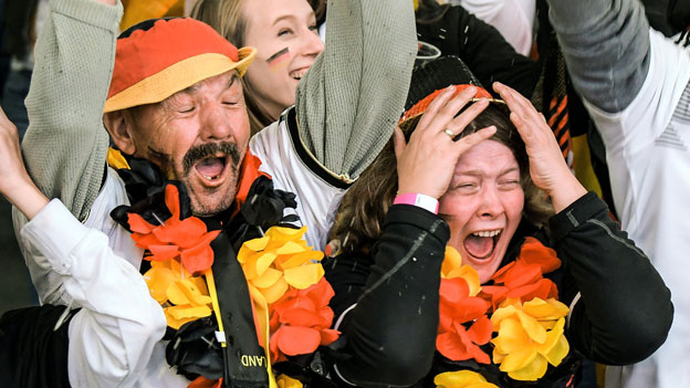 Deutsche Fußball Fans jubeln nach Sieg gegen Schweden