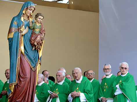 Italienische Bischöfe neben einer Marienstatue