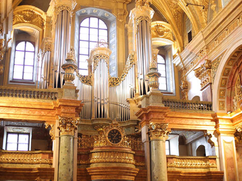 Orgel der Jesuitenkirche in Wien im "goldnenen Licht"