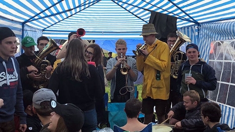 Woodstock der Blasmusik: Musikerinnen im Zelt