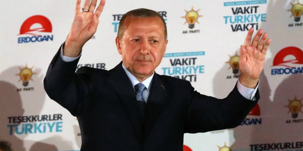 Recep Tayyip Erdogan bei einer Siegesrede vor seinen Anhängern.