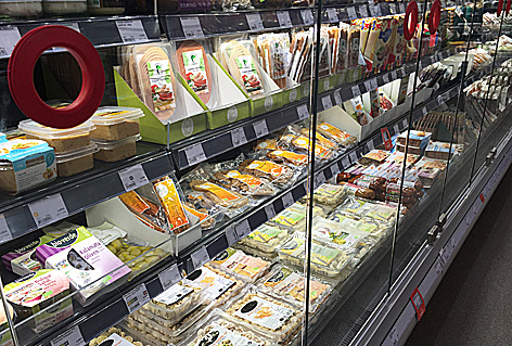 Kühlregal im Supermarkt mit vegetarischen Produkten