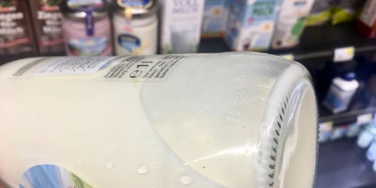 Milch im Glasflascherl