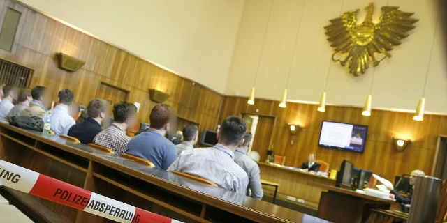 Die Angeklagten am Mittwoch, 4. Juli 2018, vor Beginn des Prozesses gegen Mitglieder der Identitären Bewegung Österreich (IBÖ) am Grazer Straflandesgericht.