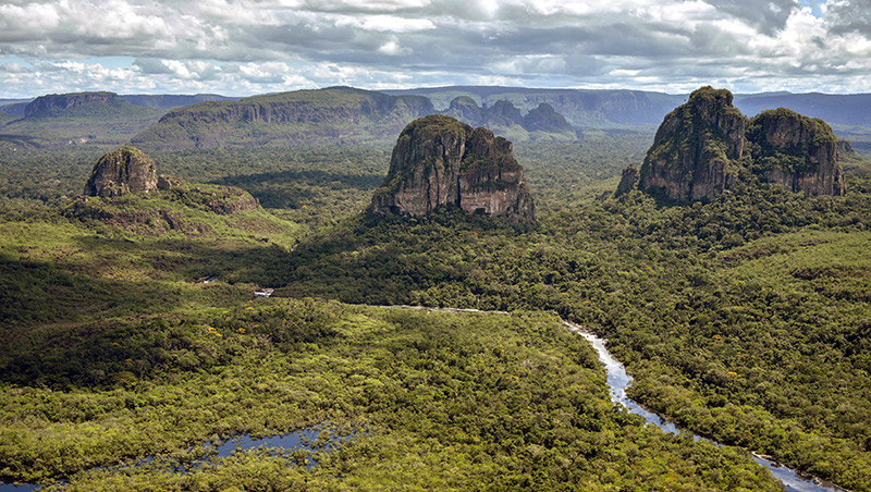 Luftbild: Tropenwald mit schroffen Felsformationen und Flüssen