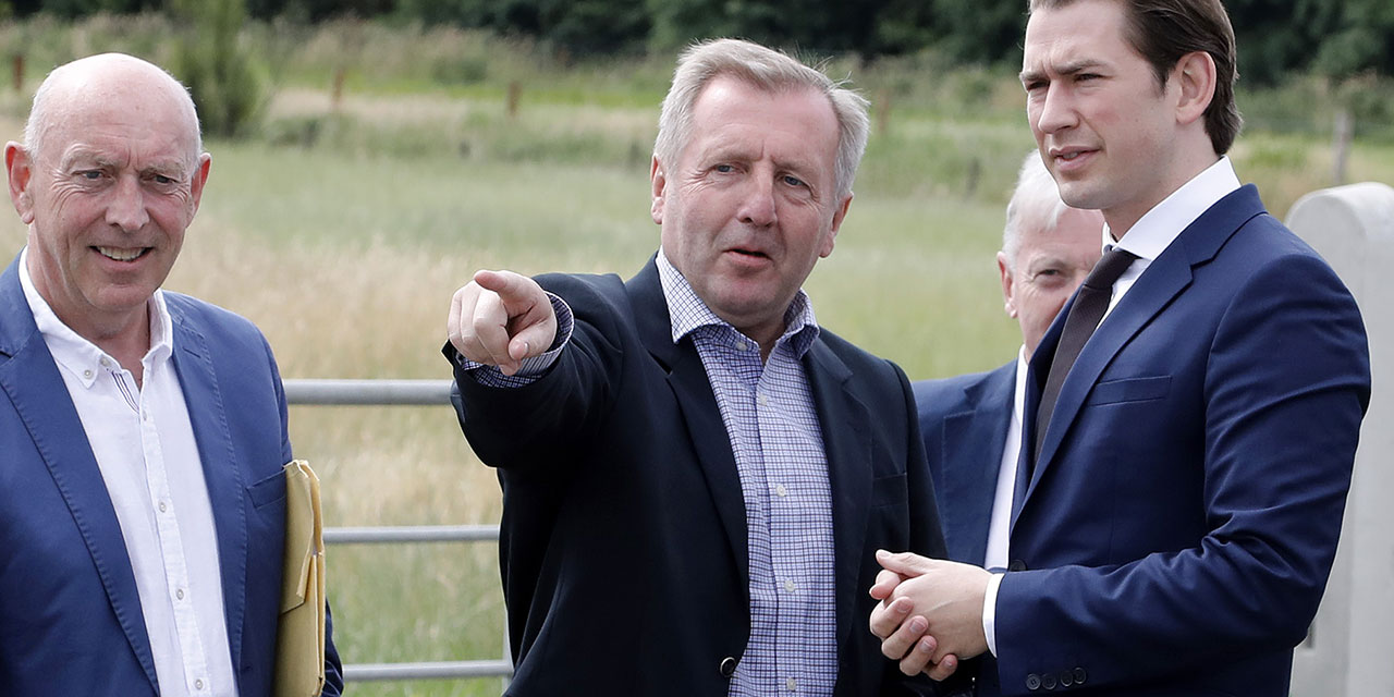 Bundeskanzler Sebastian Kurz und der irische Landwirtschaftsminister Michael Creed am Montag, 9. Juli 2018, bei einem Besuch der Grenzgebiets zu Nordirland bei Ravensdale.