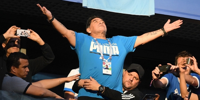 Diego Maradona breitet die Arme aus