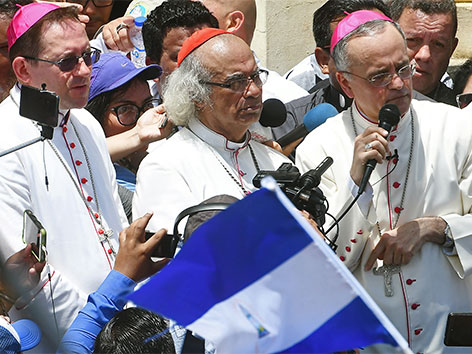Weihbischof von Managua, Silvio Jose Baez, Erzbischof von Managua, Kardinal Leopoldo Jose Brenes und Nuntius Erzbischof Waldemar Somertag  (v.l.n.r.) in Nicaragua