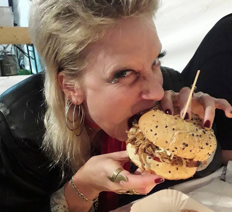 Ankathie Koi isst einen Burger