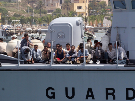 Guardia di Finanza Boot mit Flüchtlingen