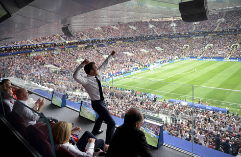 Macron streckt bei der Fußballweltmeisterschaft eine Faust in die Höhe.