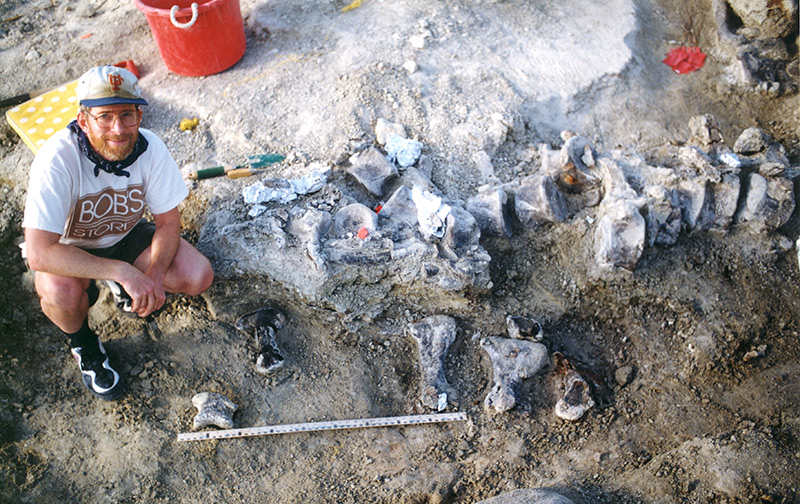 Forscher mit fossilen Fußknochen