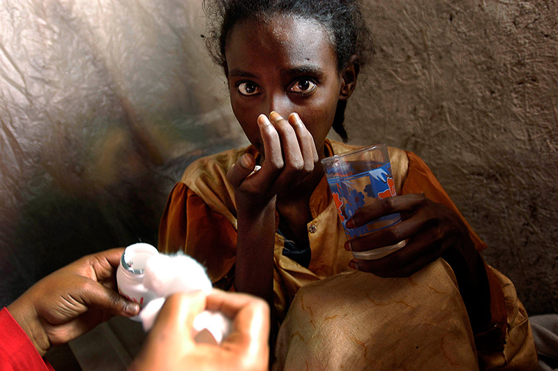 HIV-infiziertes Mädchen aus Äthiopien bekommt Medikamente