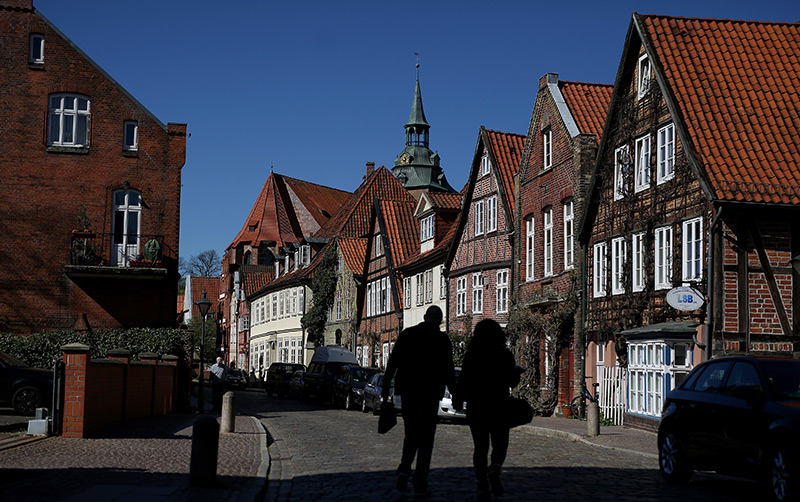 Passanten in der Lüneburger Altstadt