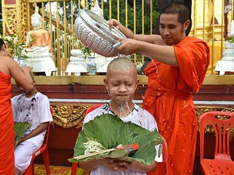 Geretteter Bub in Thailand bei der Zeremonie vor seinem zeitweiligen Klostereintritt