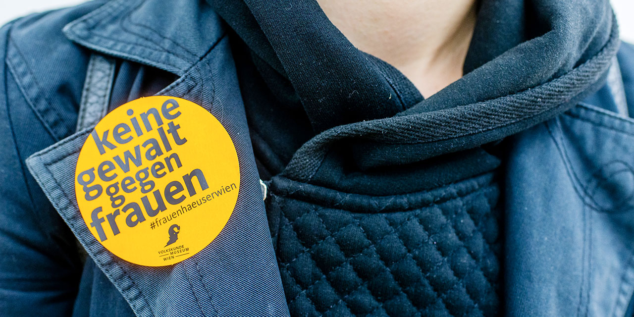 Button auf dem Kleidungsstück einer Person "Keine Gewalt gegen Frauen"
