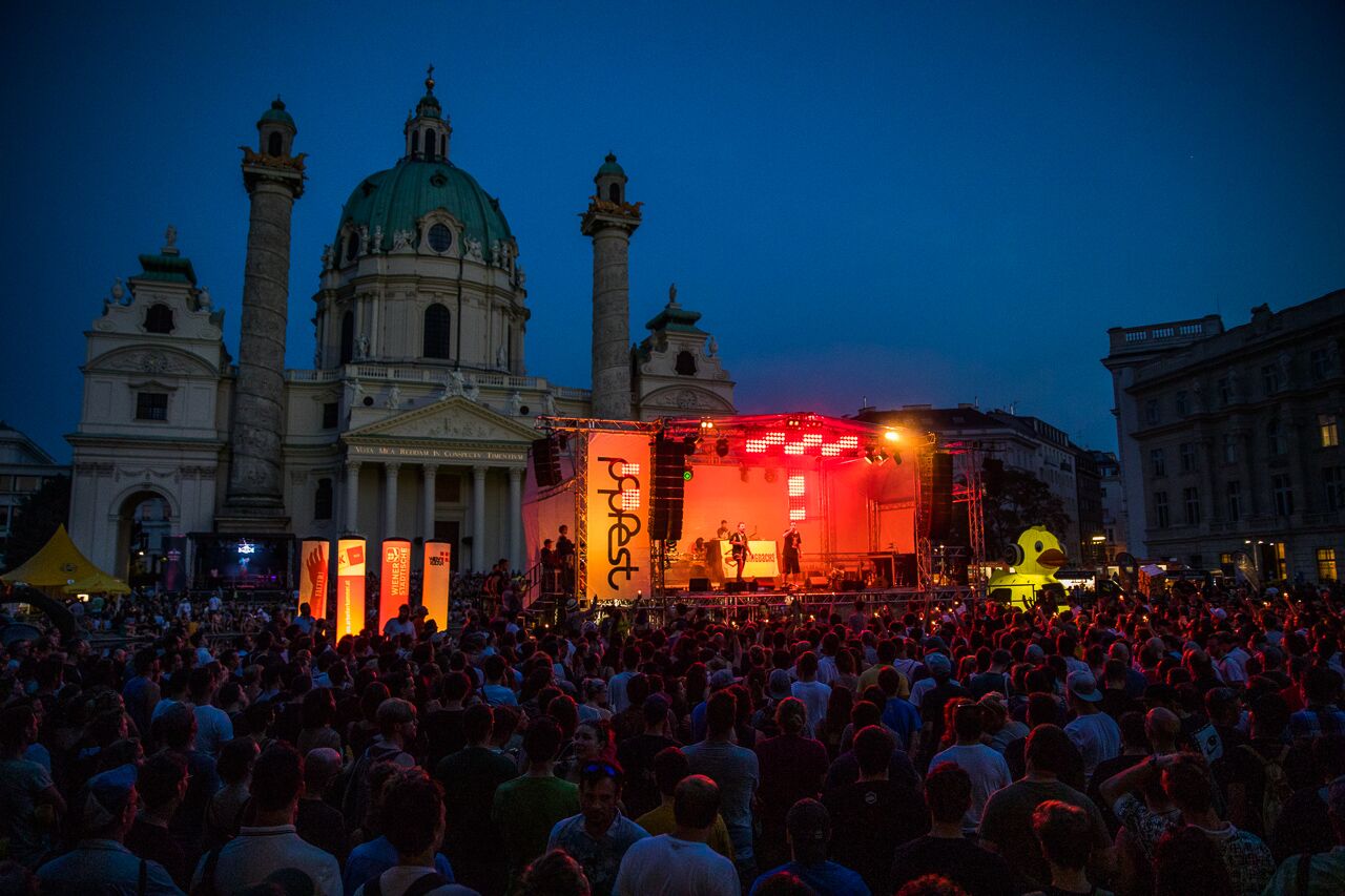 Publikum; Bühne und die Karlskirche am Popfest 2018