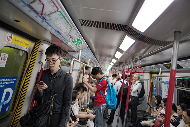 Passagiere in der U-Bahn von Hong-Kong