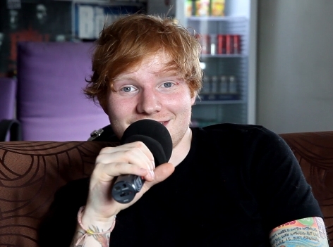 Ed Sheeran beim Interview mit Mikrophon