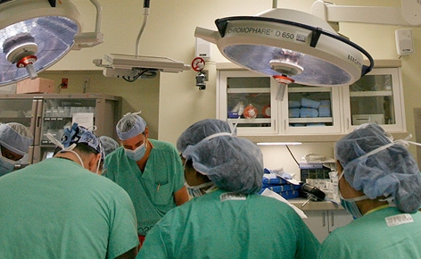 Ärzte, Ärtinnen und Krankenschwestern bereiten Operation vor