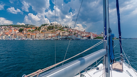Kroatien, Blick von einem Segelboot auf die kroatische Küste