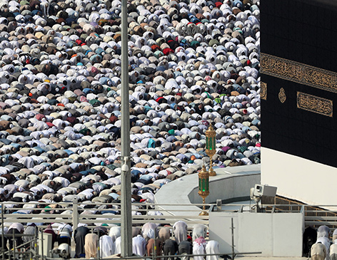 Die Kaaba in Mekka mit betenden Gläubigen rundherum
