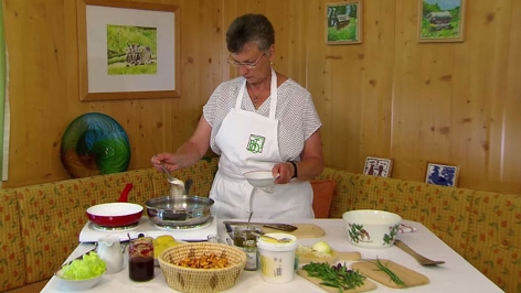 Berta Rudigier beim Kochen