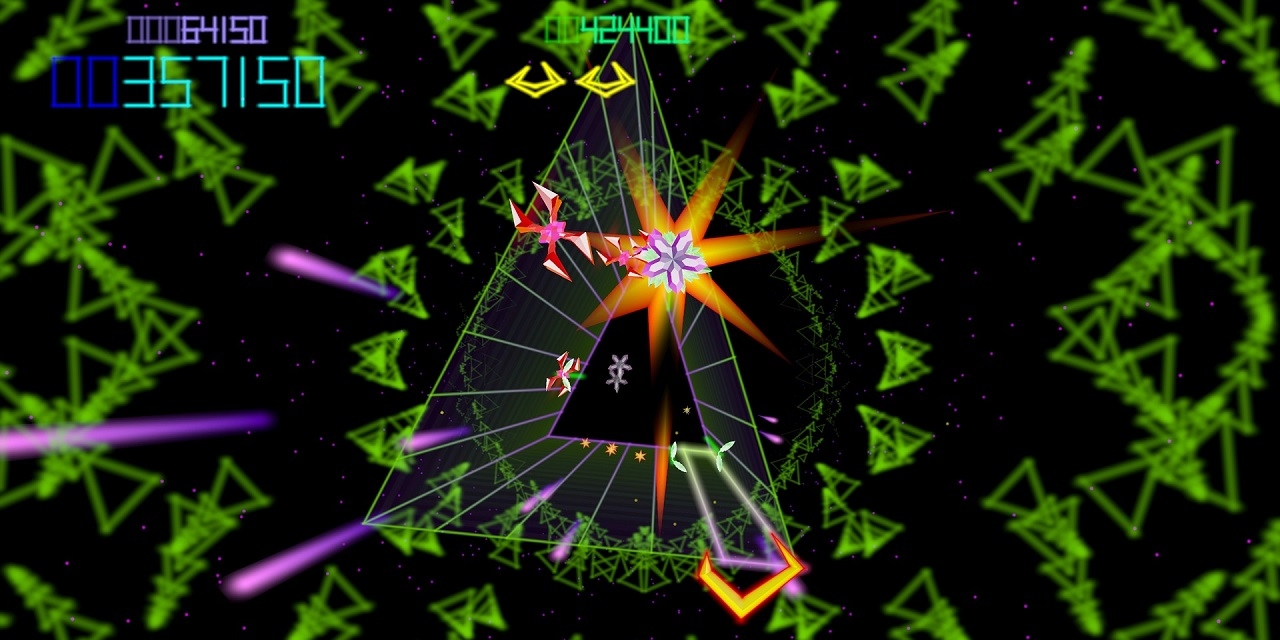 Screenshots aus dem Spiel "Tempest 4000" -  neonfarbene geometrische Figuren auf schwarzem Grund