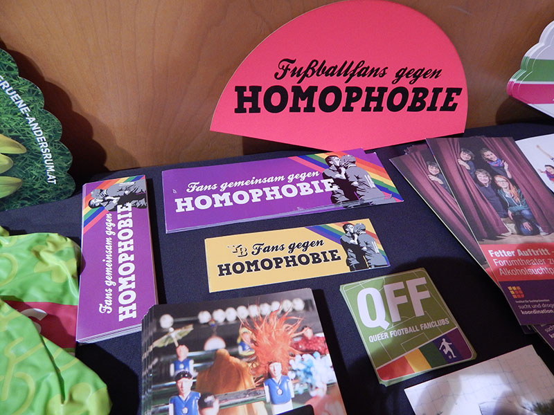 Dokumentation von homophoben Fußballbannern und Aktionen gegen Homophobie im Fußball