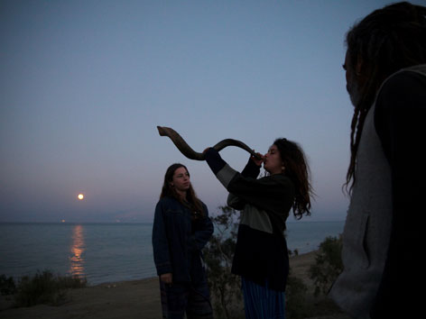 Eine Frau in Israel bläst ein Schofarhorn