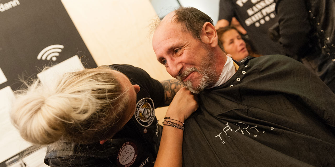 Die Barber's Angels schneiden Obdachlosen Haare