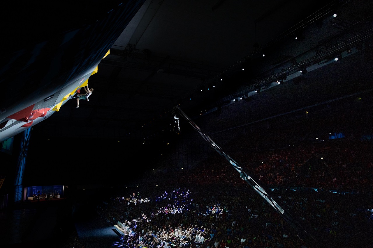 Jakob Schubert klettert vor voller Olympiahalle