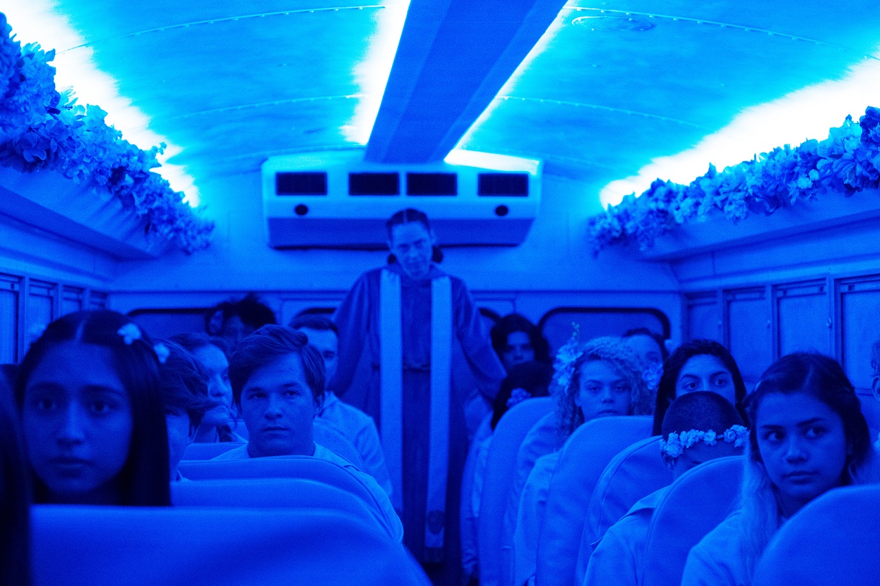 Mitglieder eines Kults in einen blauausgeleuchtetem Bus