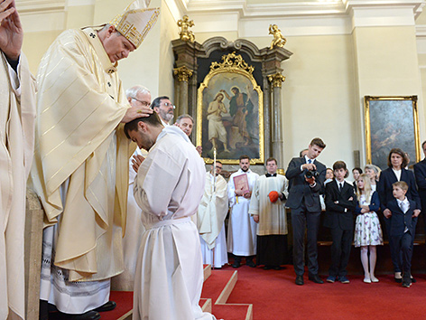 Kardinal Christoph Schönborn weiht im Stephansdom einen Mann zum Diakon