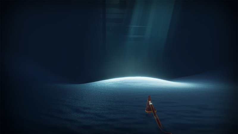 Screenshot aus "Journey": die Hauptfigur in der roten Robe auf vom Mond bestrahltem Sand.