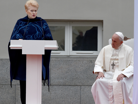 Litauische Staatspräsidentin Dalia Grybauskaite mit Papst Franziskus