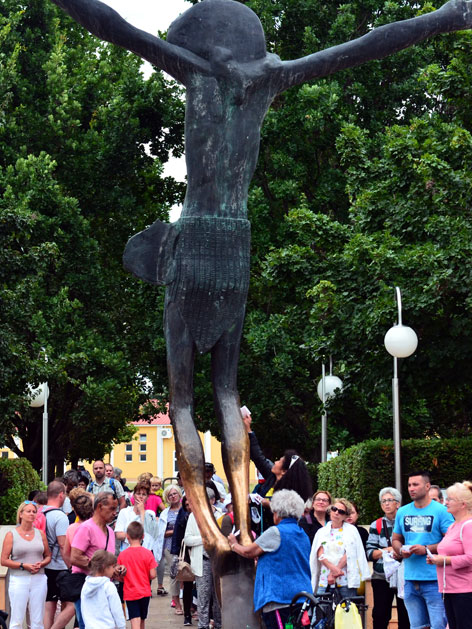 Pilgerströme vor der Jesus-Statue in Medjugorje