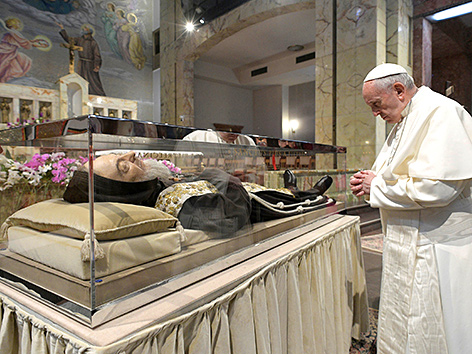 Papst Franziskus am Sarg des Nationalheiligen Padre Pio in der Kirche Santa Maria delle Grazie in San Giovanni Rotondo, Italien