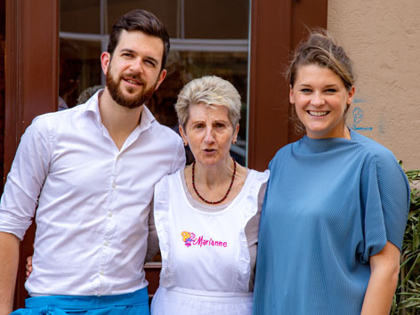 Hannah Lux (re.) und zwei Mitarbeitern des Vollpensions-Team David Haller (li.) & Marianne Hofmann (m.).