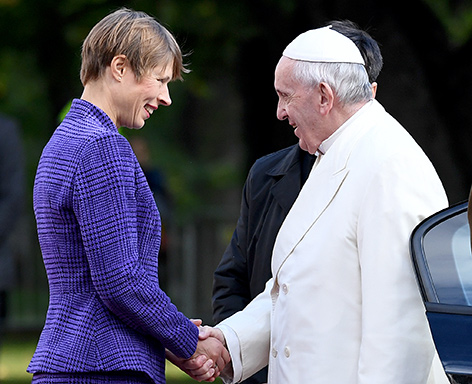 Papst Franziskus schüttelt der Präsidentin von Estland, Kersti Kaljulaid, die Hand