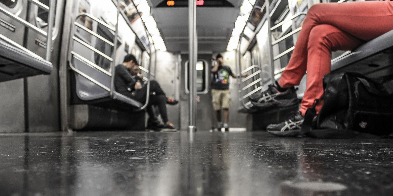 Mensch in einem U-Bahn-Zug